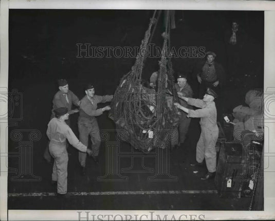 1945 Press Photo New York Army officers volunteer as Stevedores in strike NYC - Historic Images