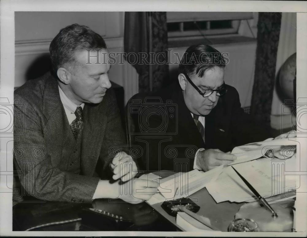 1945 Press Photo New York Mayor LaGuardia signs contract for autobiography NYC - Historic Images