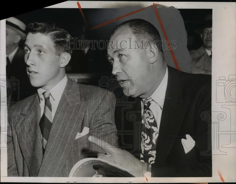 1946 Press Photo New York Jack Sharkey &amp; son see Louis-Conn Battle NYC - Historic Images