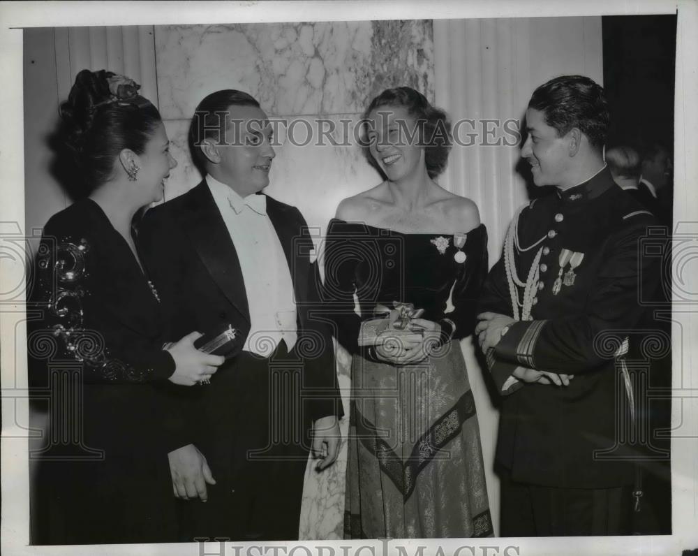 1946 Press Photo New York Attending the Horse Show Ball at Waldorf Astoria NYC - Historic Images