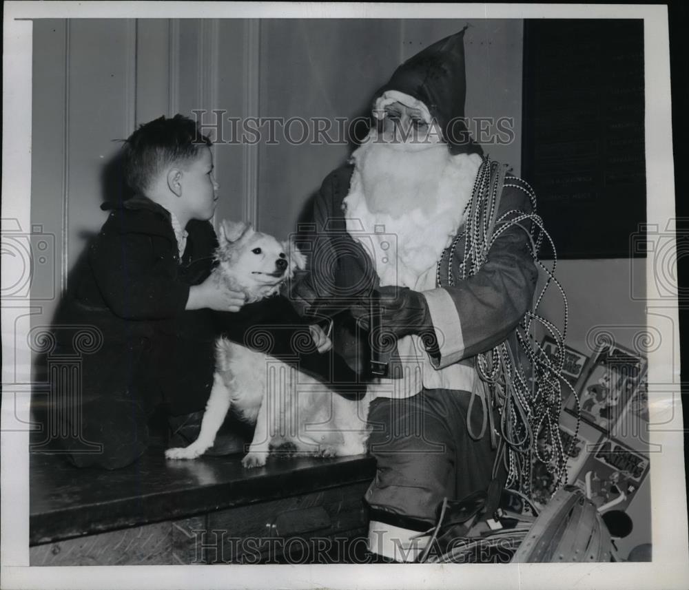 1945 Press Photo New York Jimmy Runwick gets pet new blanket from Santa NYC - Historic Images