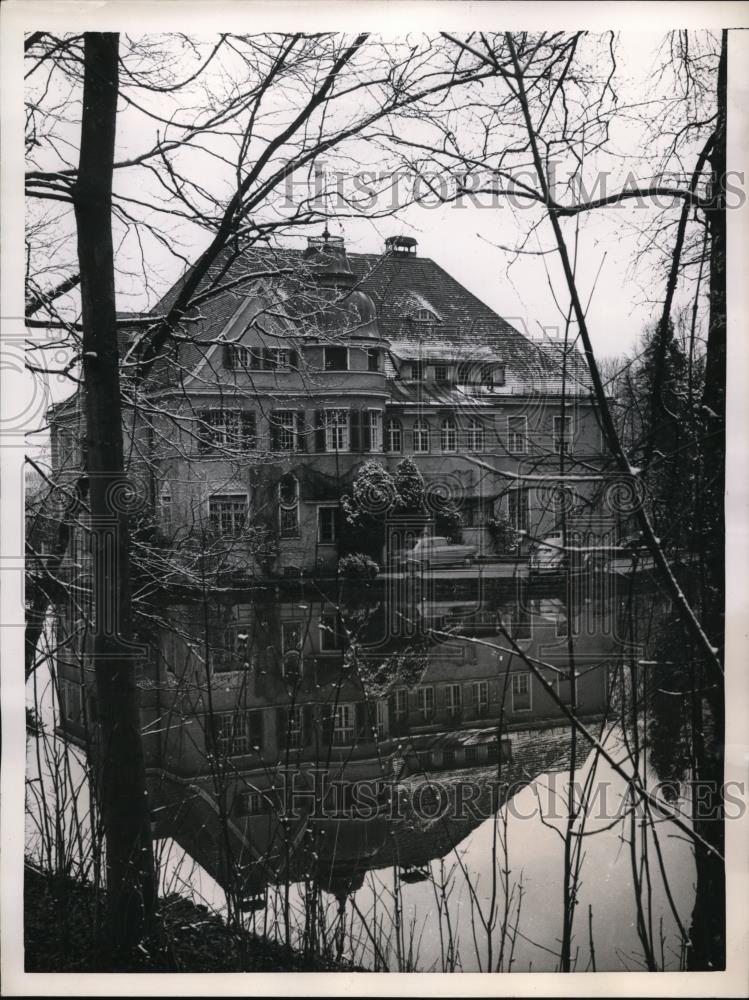 1956 Press Photo Zorin Interested in Buying German Mansion Located in a Forest - Historic Images