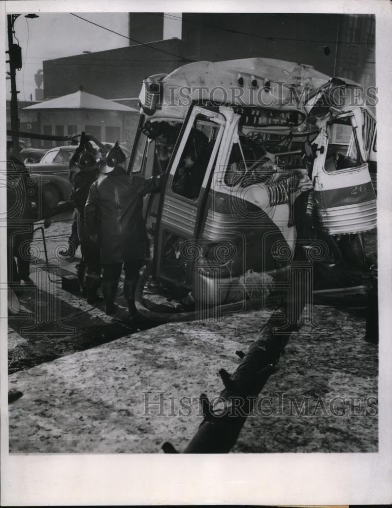 1947 Press Photo Firemen View 3-Way Bus Automobile Crash Eight People Injured - Historic Images
