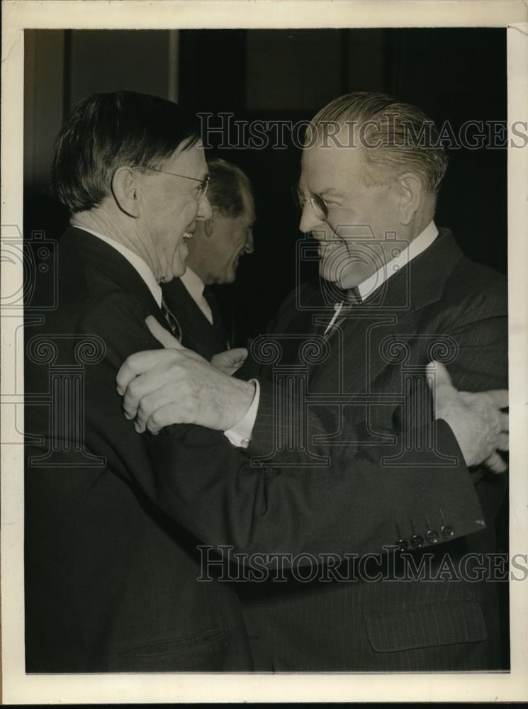 1943 Press Photo Senators Chat at Senate Republican Caucus Taken Place in D.C. - Historic Images