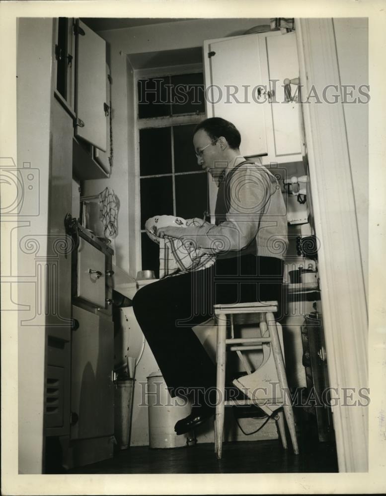 1941 Press Photo McArthur Whistles As He Does Dishes On Maid&#39;s Night Out - Historic Images