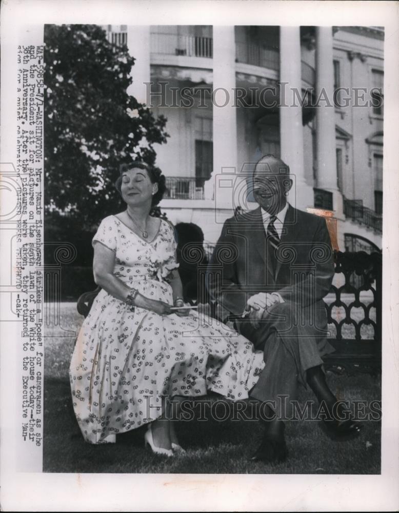 1954 Press Photo Mrs.Mamie Eisenhower with Pres.Eisenhower at South Lawn - Historic Images