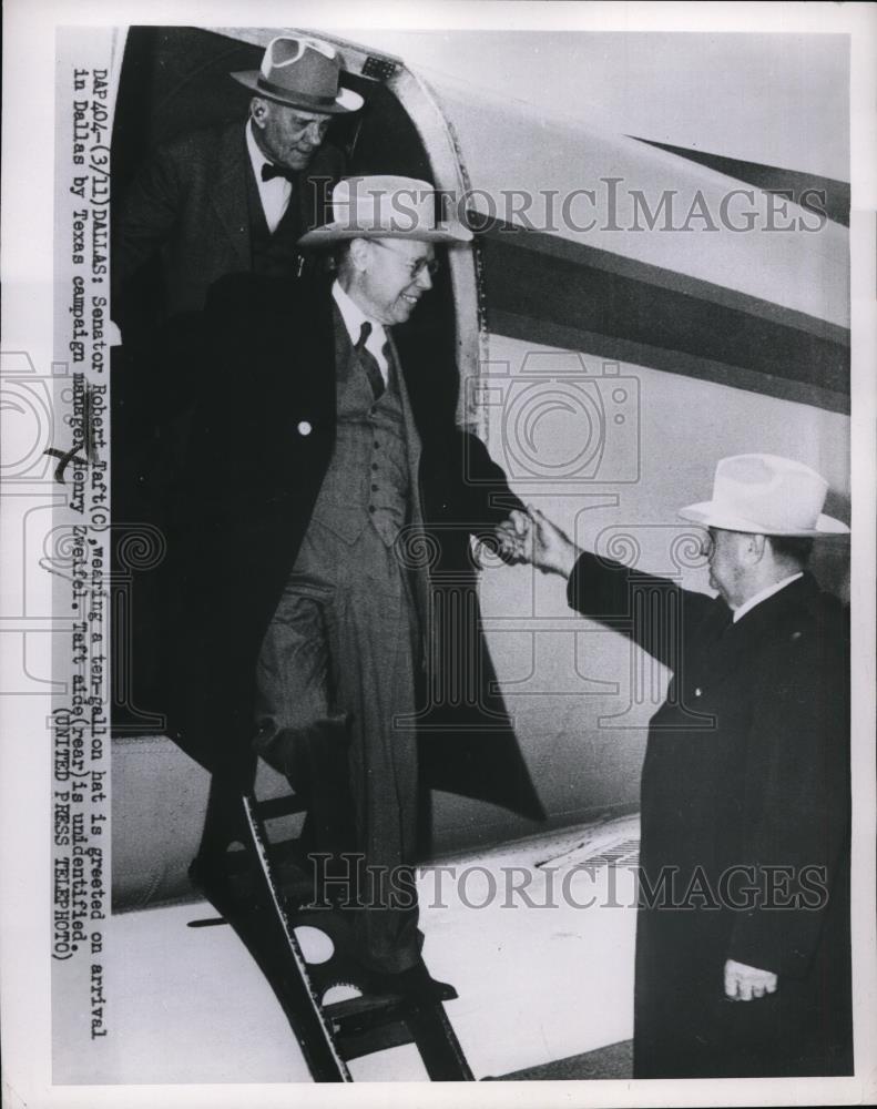 1952 Press Photo Senator Taft Greeted on Arrival in Dallas by Campaign Manager - Historic Images