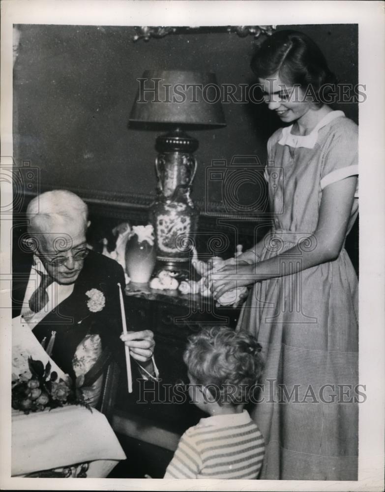 1949 Press Photo King Gustav of Swede and great-grandson Carl Gustav - nef09191 - Historic Images