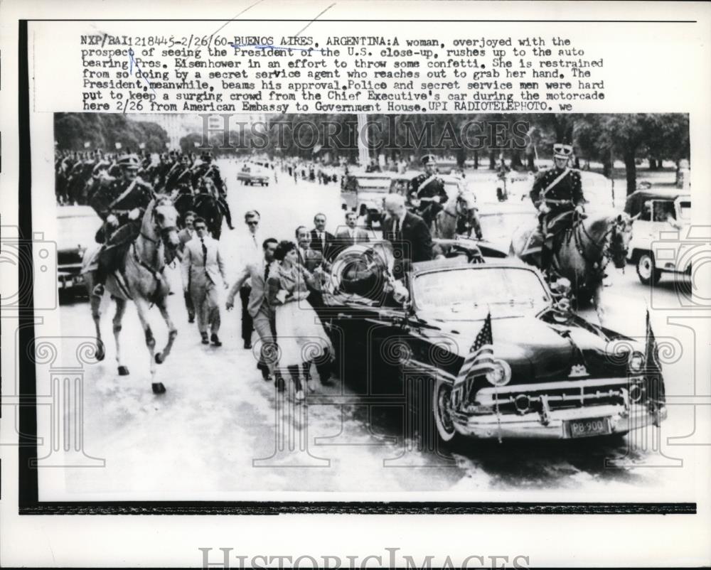 1960 Press Photo Overjoyed Woman Rushes to Automobile To See President - Historic Images