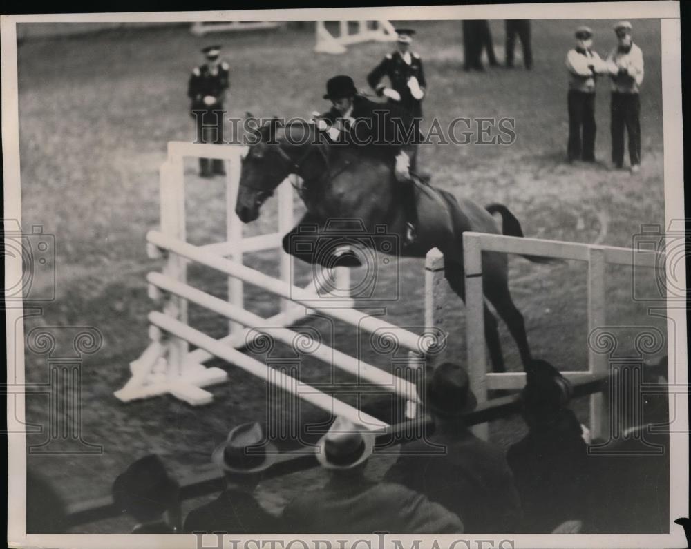 1937 Press Photo Pat Townsend on Bye Bye in childrens jumper class at show - Historic Images