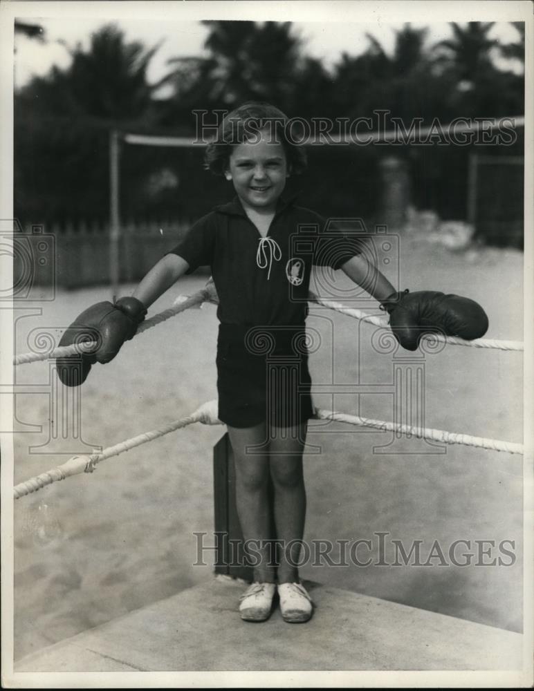 1936 Press Photo Constance Willis in high chair boxing at Miami Biltmore in Fla - Historic Images