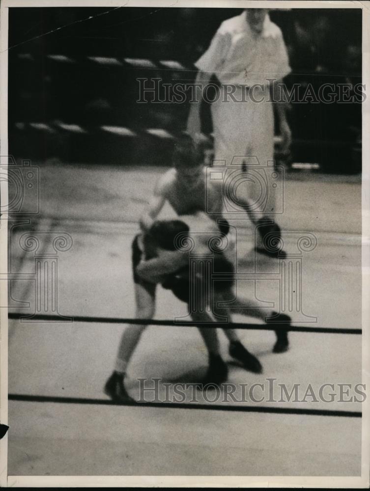 1936 Press Photo Pete Lello vs Murray Kravitz in Golden Gloves boxing NYC - Historic Images