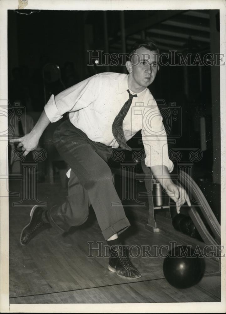 1941 Press Photo Verne Olsen of Cubs at bowling at Santa Catalina CA - net17909 - Historic Images