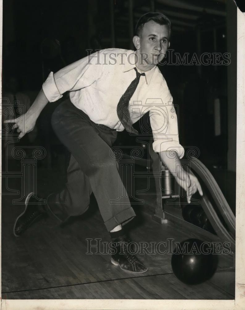 1941 Press Photo Vern Olsen Cubs pitcher bowling at Santa Catalina CA - Historic Images