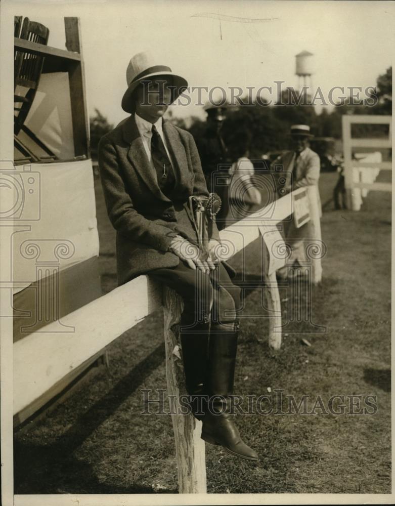 1930 Press Photo Miss Audrey Hasley wins Pony Class, Monmouth County Horse Show - Historic Images