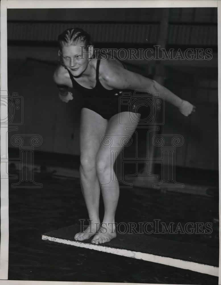 1934 Press Photo Dorothy Sunby for 100 yard freestyle in 1:10 - net18397 - Historic Images