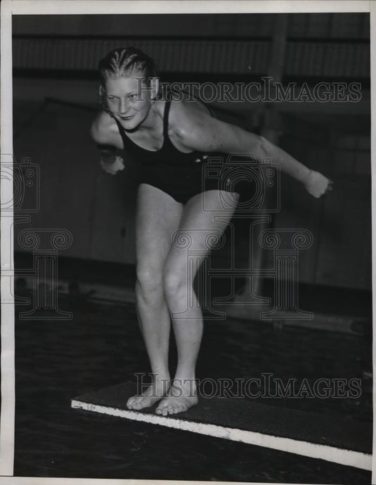 1934 Press Photo Dorothy Sunby for 100 yard freestyle in 1:10 - net18397 - Historic Images