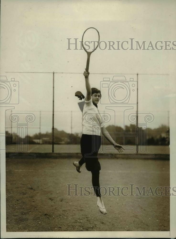 1928 Press Photo Helen Shape Mount St Mary&#39;s NY typical schoolgirl at tennis - Historic Images