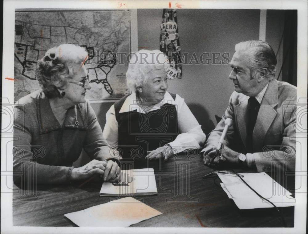 1977 Press Photo Elly Peterson, Liz Carpenter and Howard K. Smith on A ...