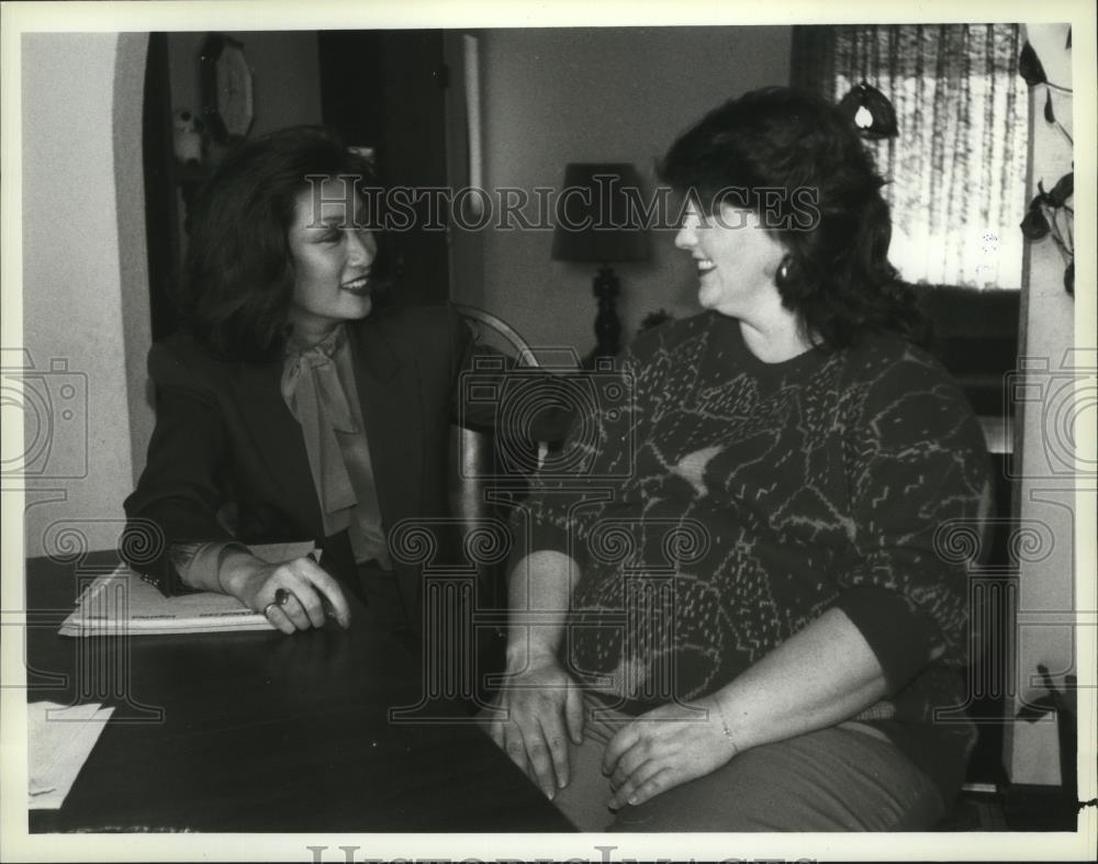 1987 Press Photo Connie Chung interviews Karen Hill, a surrogate mother. - Historic Images
