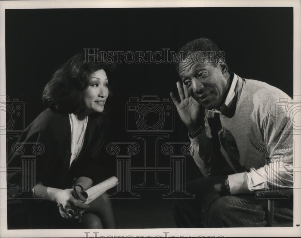 1988 Press Photo Connie Chung interviews Bill Cosby on Everybody&#39;s Doing it. - Historic Images