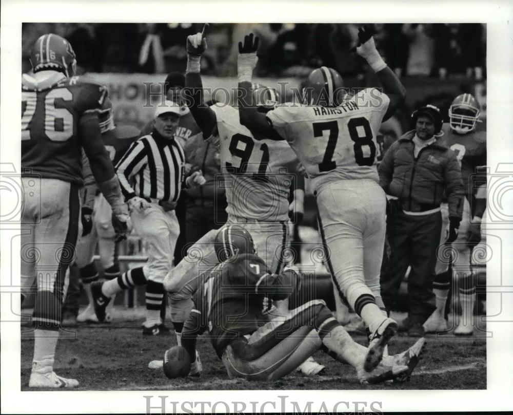Press Photo Sack Elway lies on the ground after being sacked by Sam Clancy #9. - Historic Images