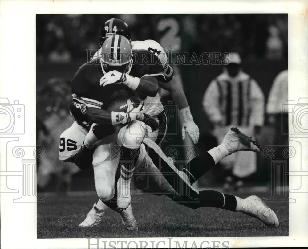 1991 Press Photo Eric Matcalf picks up 11 pass play yard - cvb57637 - Historic Images
