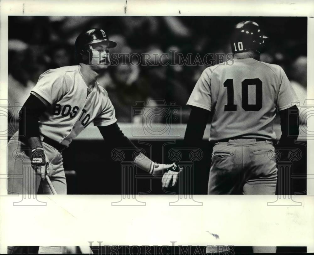 1988 Press Photo Mike Greenwell congratulates Rich Gedman after Gedman scored - Historic Images