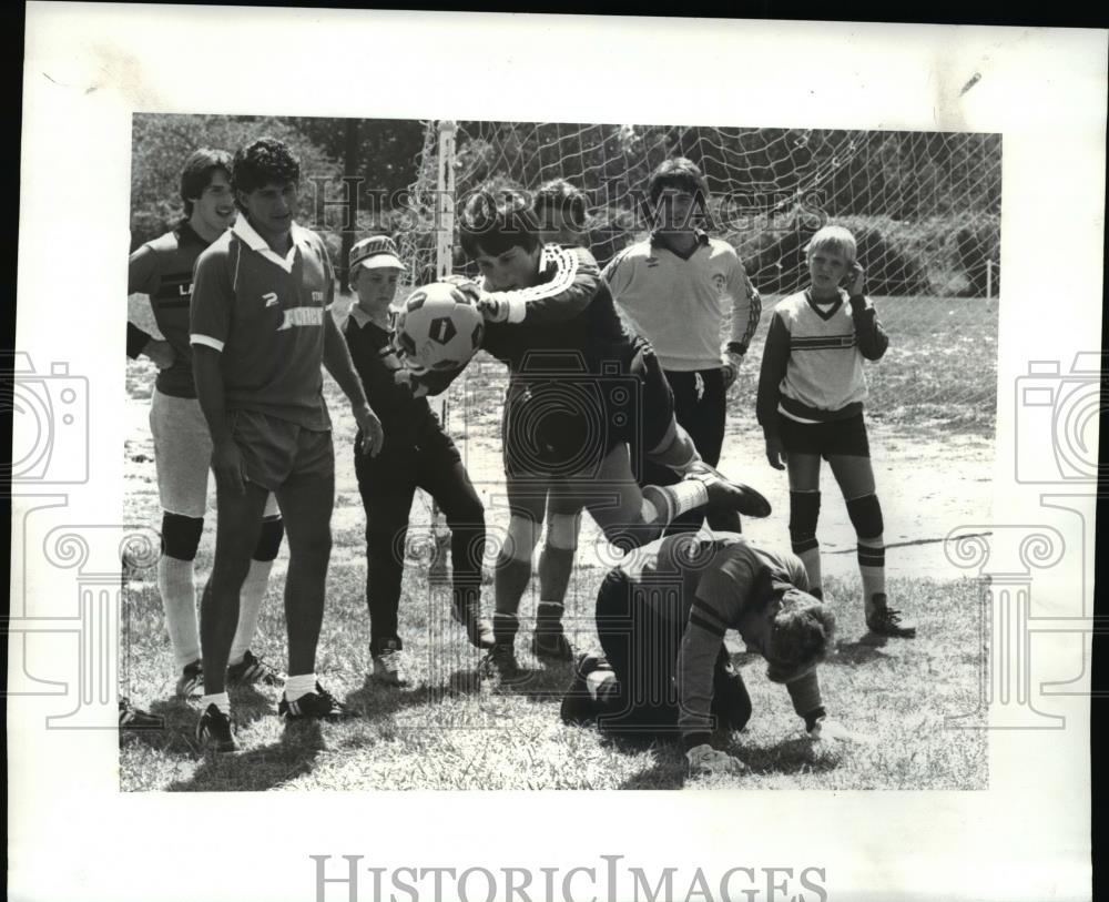 1985 Press Photo Chris Vaccarro of the Force (shirt) teaching Gregg Tooth, jump - Historic Images