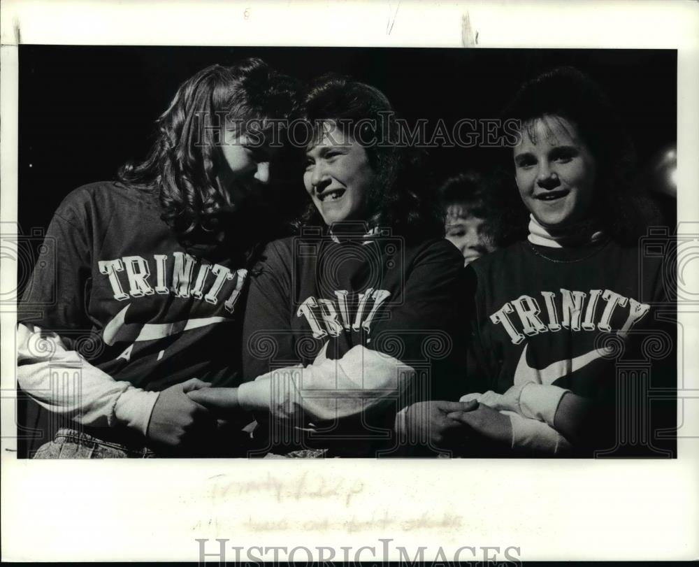 1990 Press Photo From left: Milissa Junecki, Amy Yurik, and Annie Kubek. - Historic Images