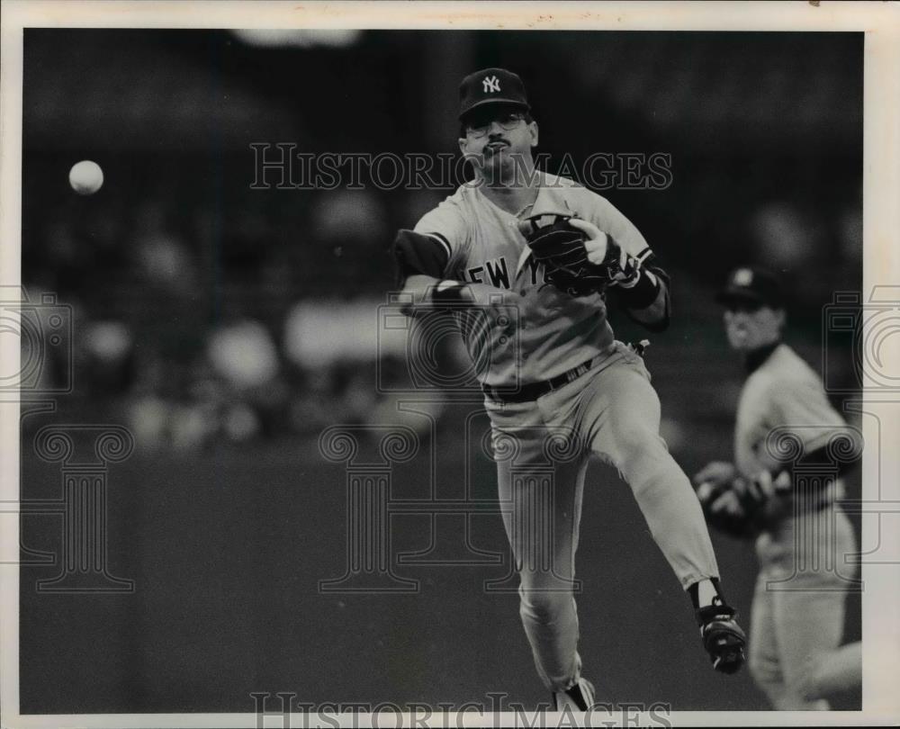 1991 Press Photo New York Yankees shortstop Alvaro Espinoza throws - cvb57693 - Historic Images