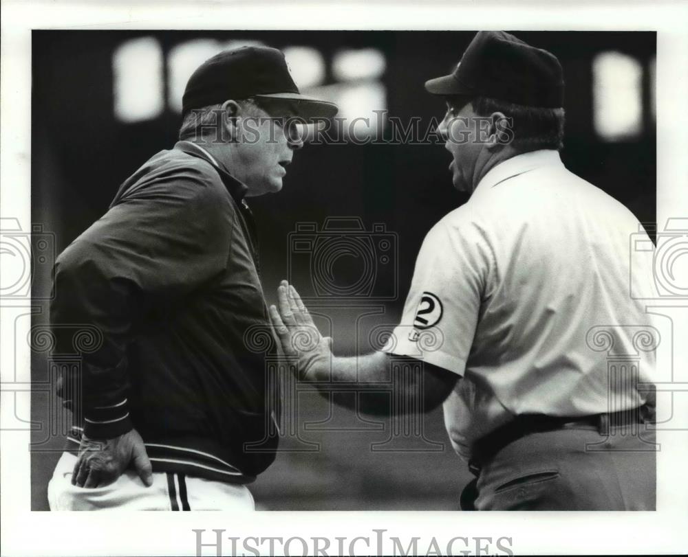 1989 Press Photo Edwards argues ground rule double call by Durwood, 2nd inning - Historic Images