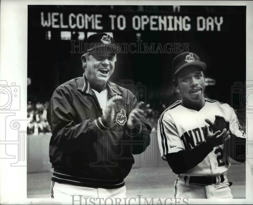 1989 Press Photo Indians manager Doc Edwards with Oddibe McDowell (R) - Historic Images