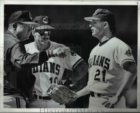 1988 Press Photo A grim Doc Edwards signals for reliever Don Gordon - cvb57704 - Historic Images