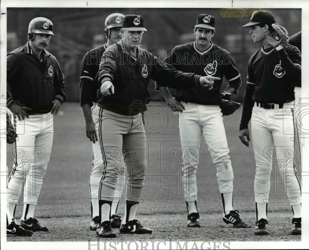 1988 Press Photo Doc Edwards talks with his infielders at practice. - cvb57705 - Historic Images