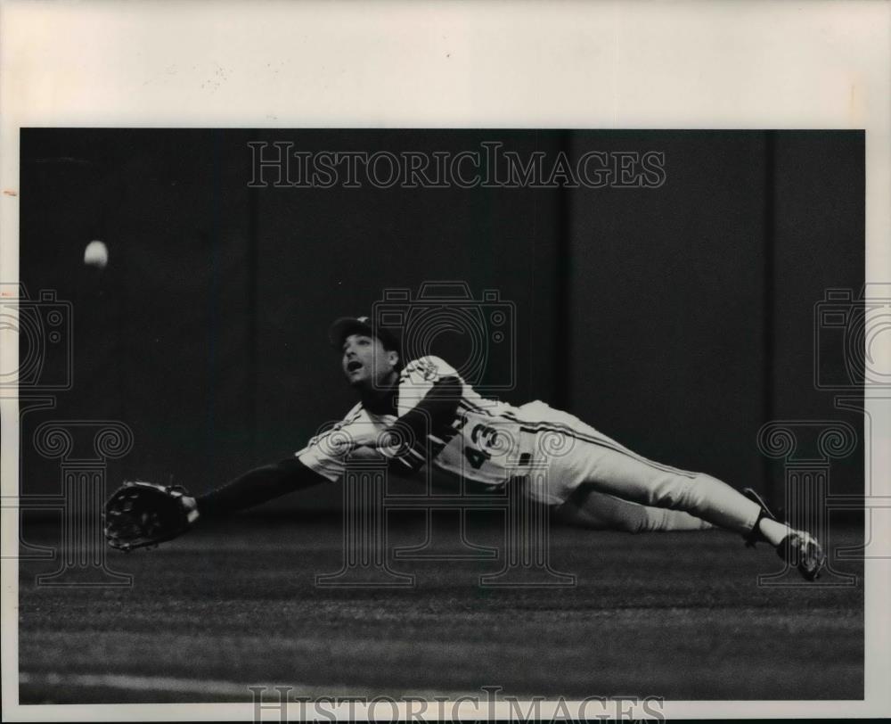 1991 Press Photo Mike Aldrete misses Don Mattingly's hit which went for double. - Historic Images