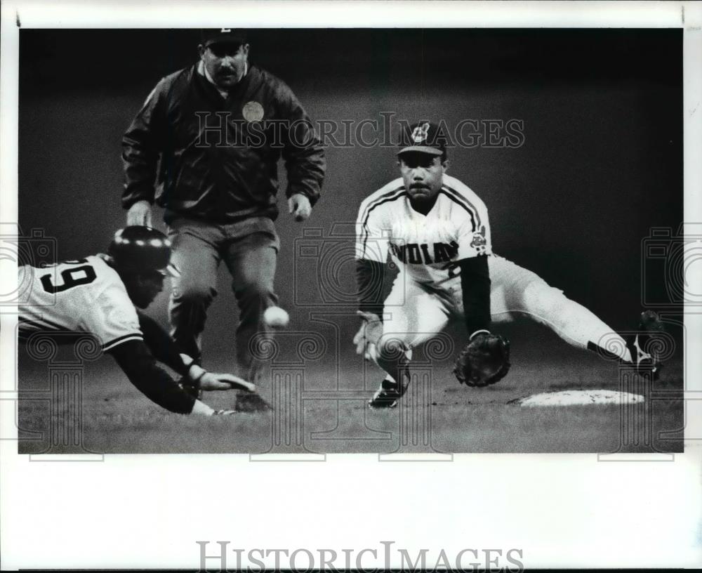 1989 Press Photo Luis Aguayo covers 2nd base on a pickoff attempt. - cvb57732 - Historic Images