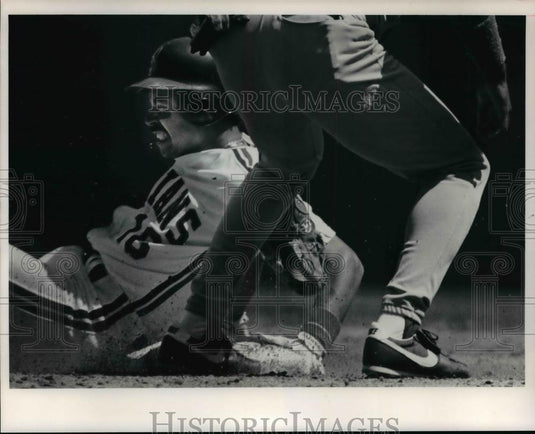 1991 Press Photo Indians Felix Fermin successfully steals second. - cvb57736 - Historic Images