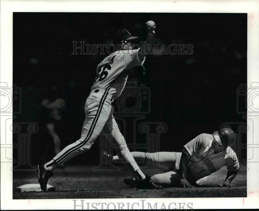 Press Photo The Mariners Greg Briley is forced out at second. - cvb57737 - Historic Images