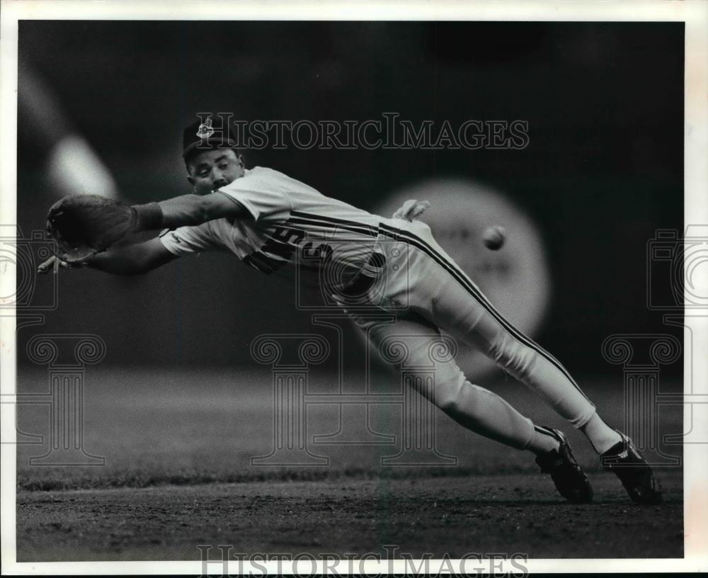1991 Press Photo 2nd inning no. 16 Fermin dives for ball hit by 19 Jay Bruhner - Historic Images