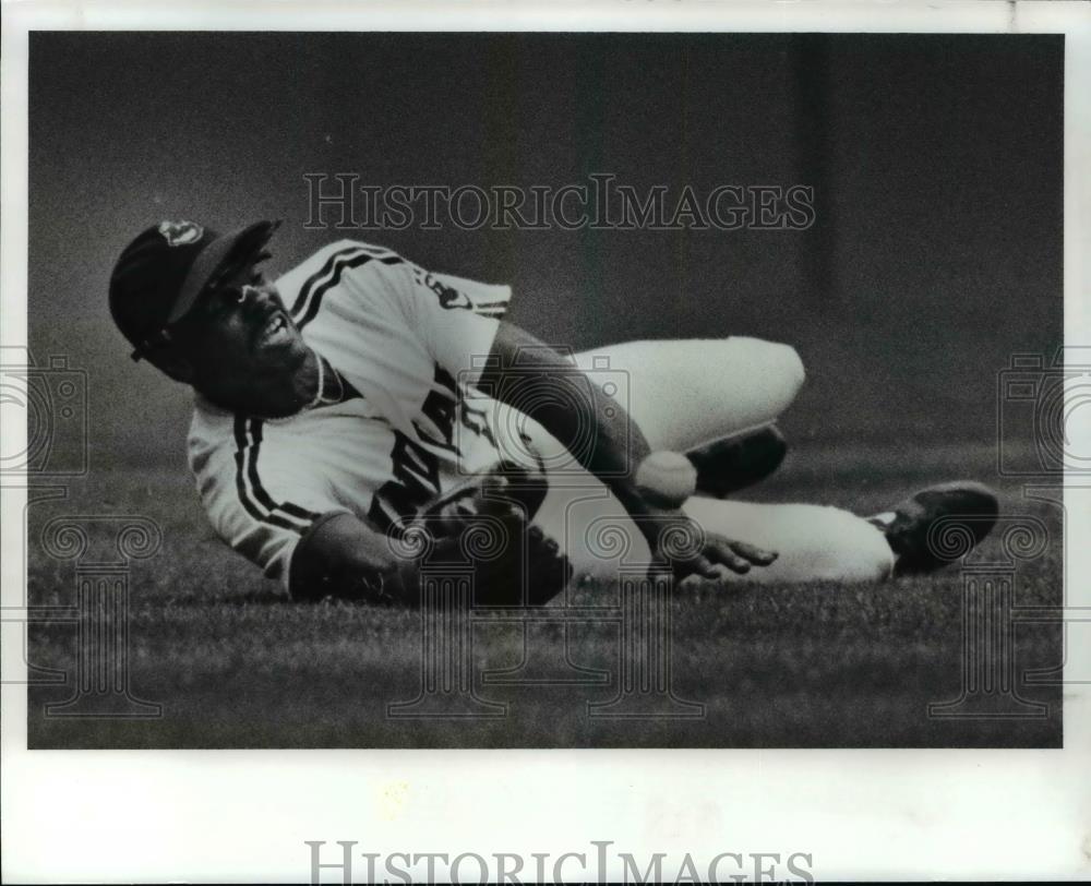 1989 Press Photo Dion James drops a fly ball in short left field - cvb57745 - Historic Images
