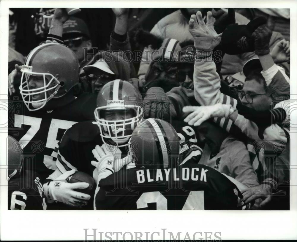 1991 Press Photo Eric Turner celebrates his interception and TD with teammates - Historic Images