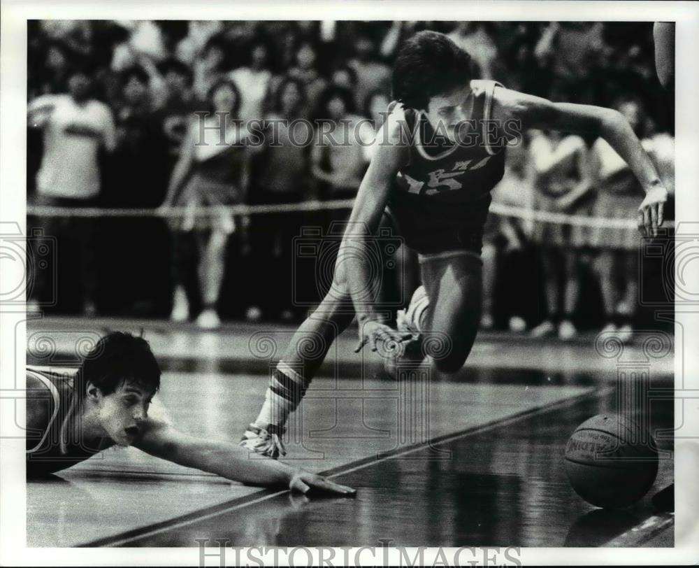 Press Photo Chasing the basketball - cvb57846 - Historic Images