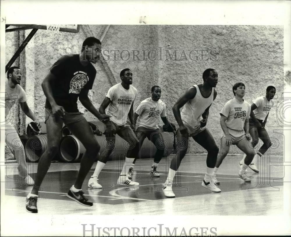 1985 Press Photo Cleveland Cavaliers in practice - cvb57851 - Historic Images