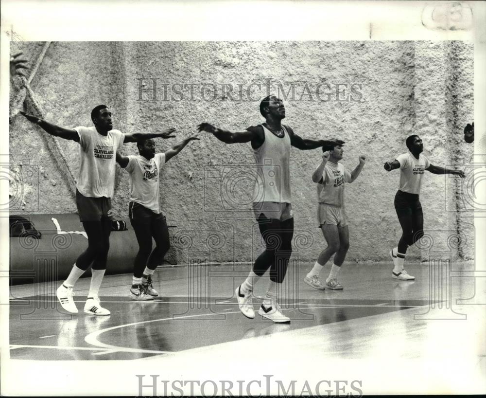 1985 Press Photo Cleveland Cavaliers in practice - cvb57852 - Historic Images