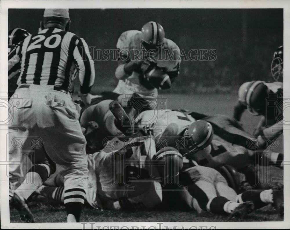 1968 Press Photo Leroy Kelly fumbles ball on 1 yard line - cvb57866 - Historic Images