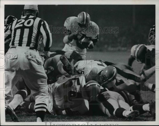 1968 Press Photo Leroy Kelly fumbles ball on 1 yard line - cvb57866 - Historic Images