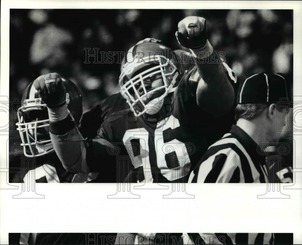 1991 Press Photo James Jones celebrates after recovering fumble in 3rd quarter. - Historic Images