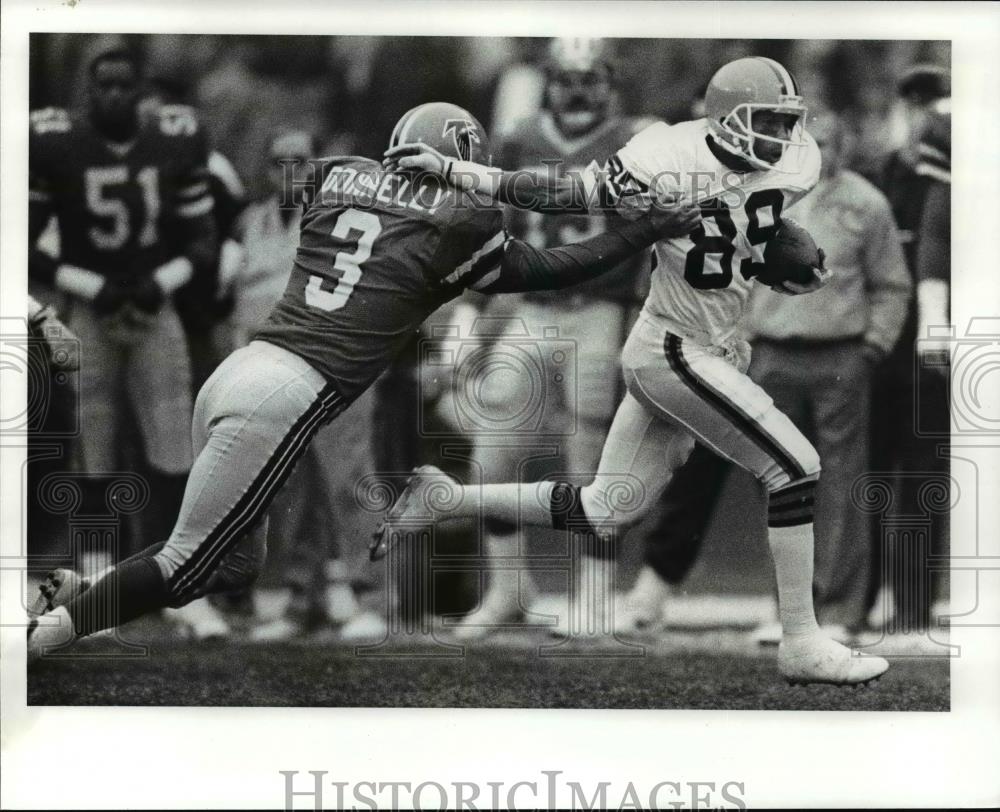 Press Photo Gerald McNeil returns a punt as kicker Rick Donnelly tries to stop - Historic Images