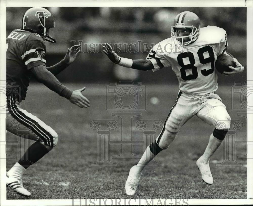 1987 Press Photo Gerald McNeil is chased by Falcon Punter Rick Donnelly. - Historic Images